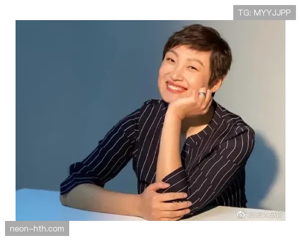 看杨昊的生活照——吃饭像隔壁大哥，上场像电影男主，反差太冲