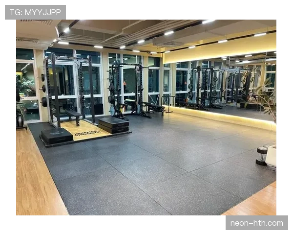 辛德胡家里健身房配得像私教工作室，刷到图那刻觉得自己活成了笑话